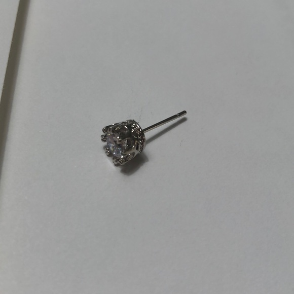 • CRYSTAL STUD EARRINGS • - Picture 3 of 3